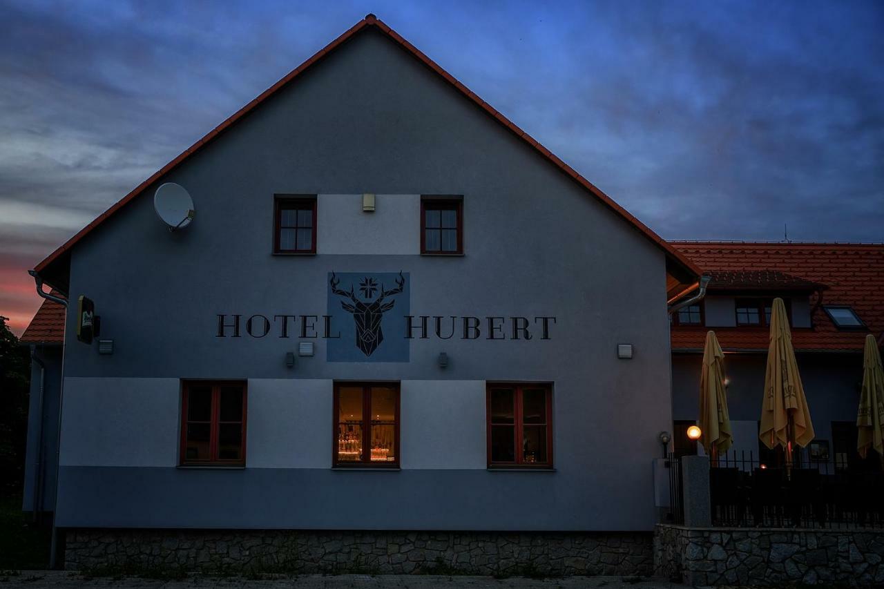 Hubert Hotel *